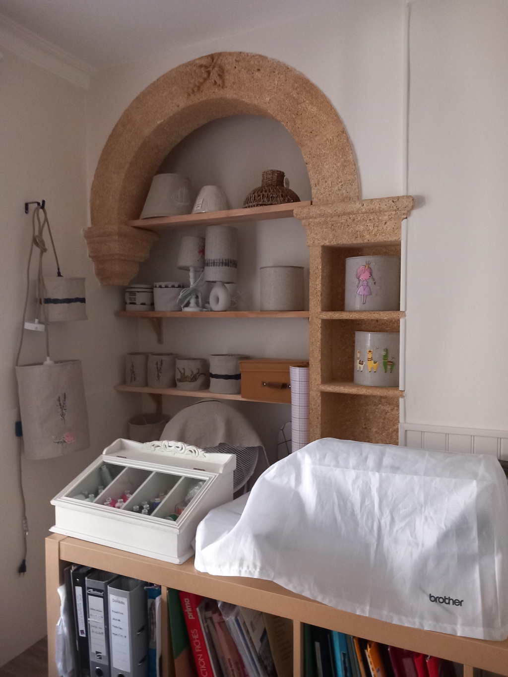 Lin-en-Lumière: Créateur fabricant d'abat jour artisanal fait main ,abat jour en lin ou abat jour en chanvre naturels brodés ou peints à la main en France .Création originale et unique fait main d'abat jour pour lampe , abat jour suspension  ,appliques murales ,appliques  murales pour chambre d'enfant, lampes baladeuses ,  ainsi que mes accessoires ,sacs, pochettes...