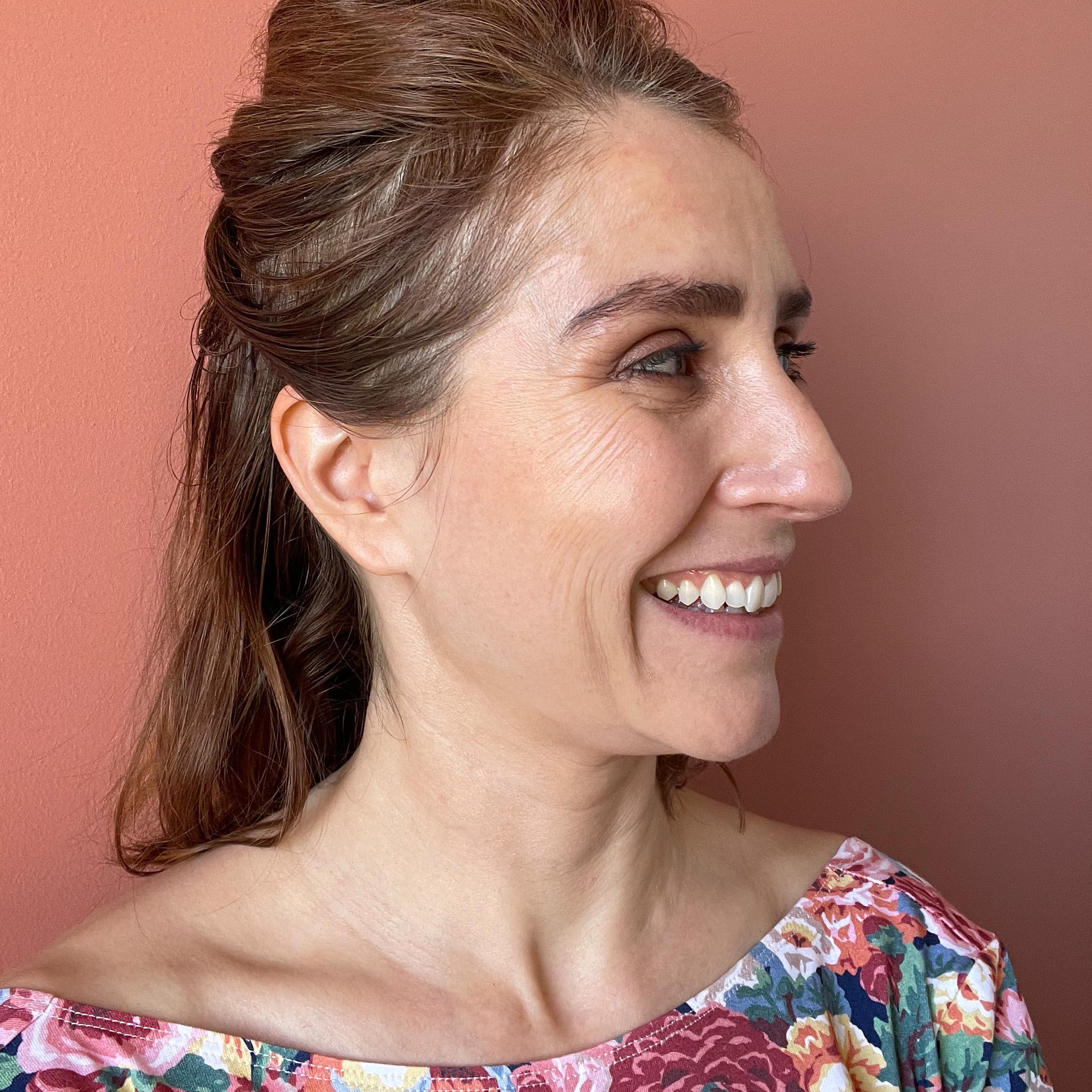 Portrait d’Isabelle Flahault – artiste travaillant au pastel à la cire