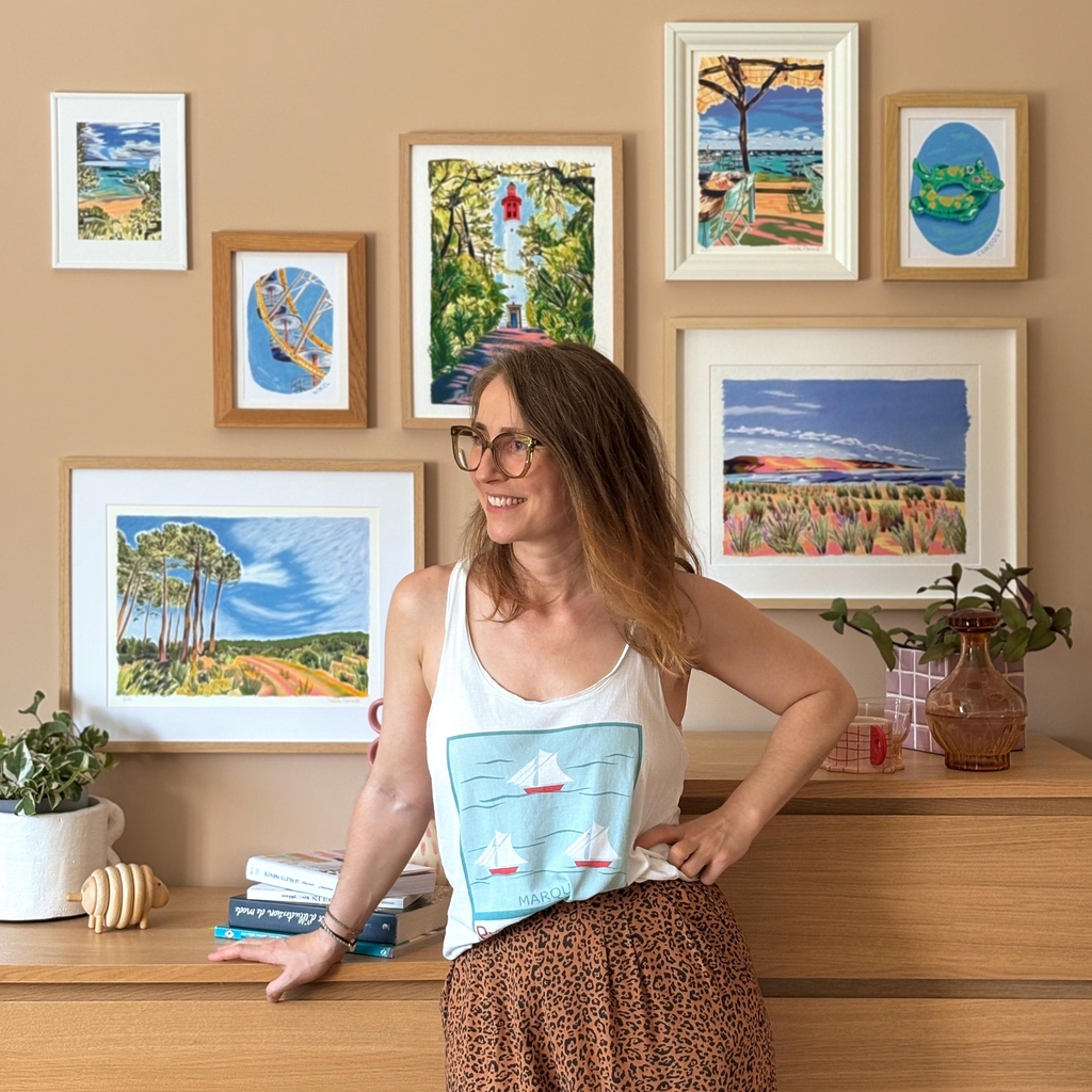 Portrait d’Isabelle Flahault dans son atelier d’illustration, devant ses oeuvres.