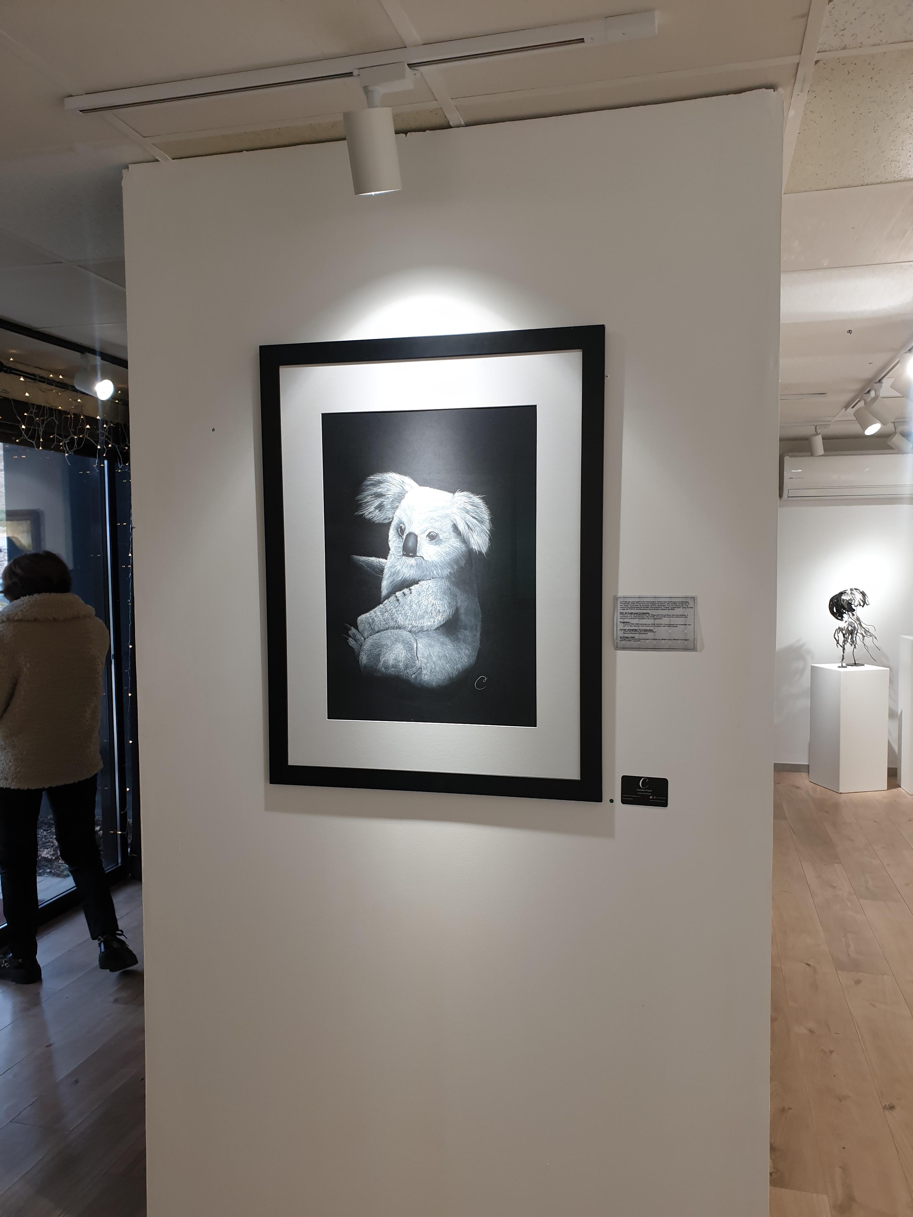 Aquarelle originale de Cécilia PELISSIER exposée en galerie d'art, zoom sur les détails d'un portrait animalier sur papier noir.