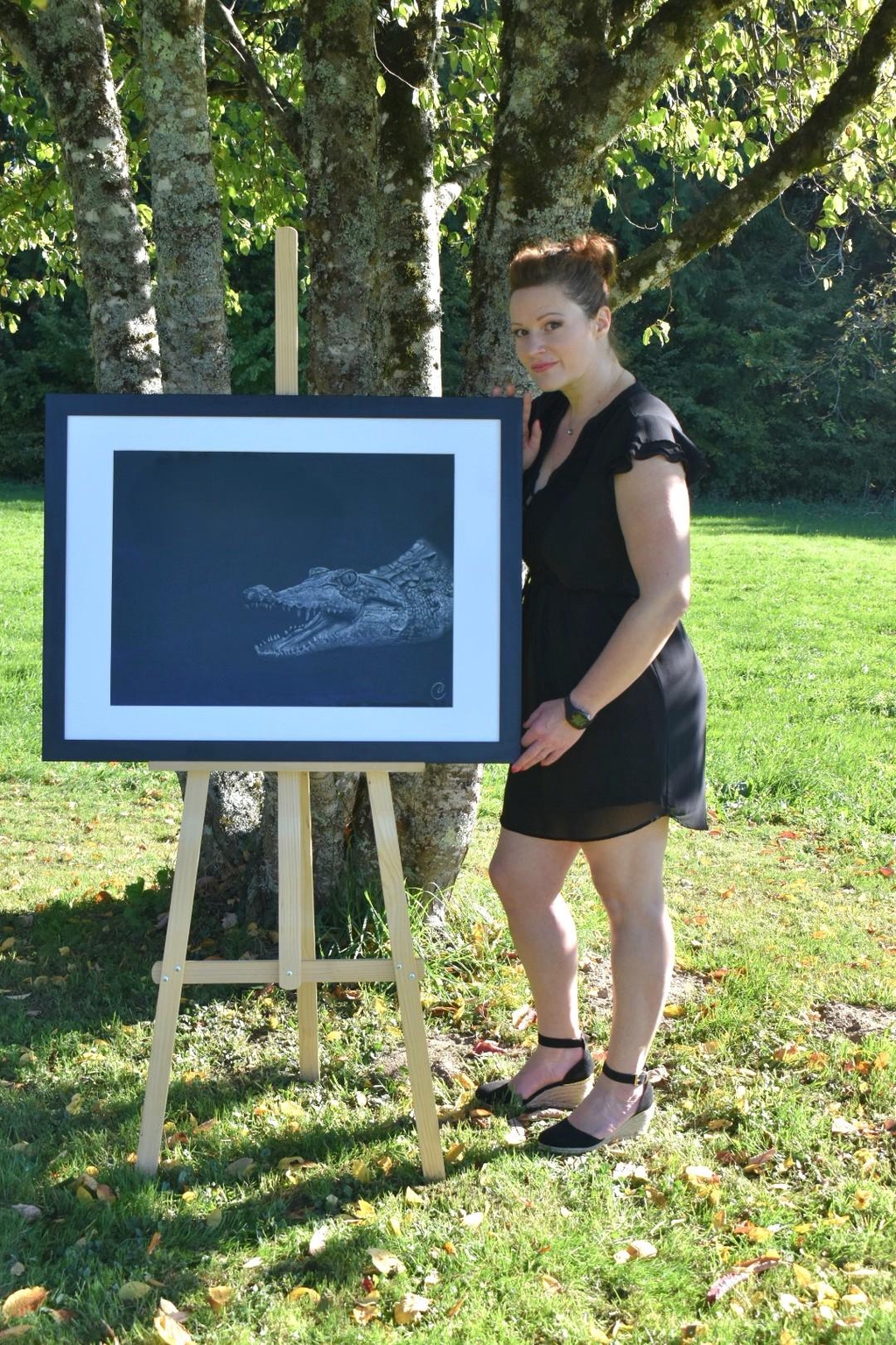 œuvre originale de l'artiste Cecilia PELISSIER - Aquarelle sur papier noir encadrée, représentant un crocodile des philippines - animal en danger d'extinction