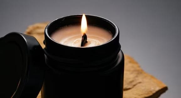 Secret de Cire by AnnicKréa, c’est l’art d’unir la création artisanale à la magie de la découverte.
Chaque bougie est coulée à la main, parfumée avec soin, et renferme un bijou unique signé AnnicKréa.
Une expérience sensorielle et précieuse — à la fois lumière, parfum et émotion.

Fondants et bougies