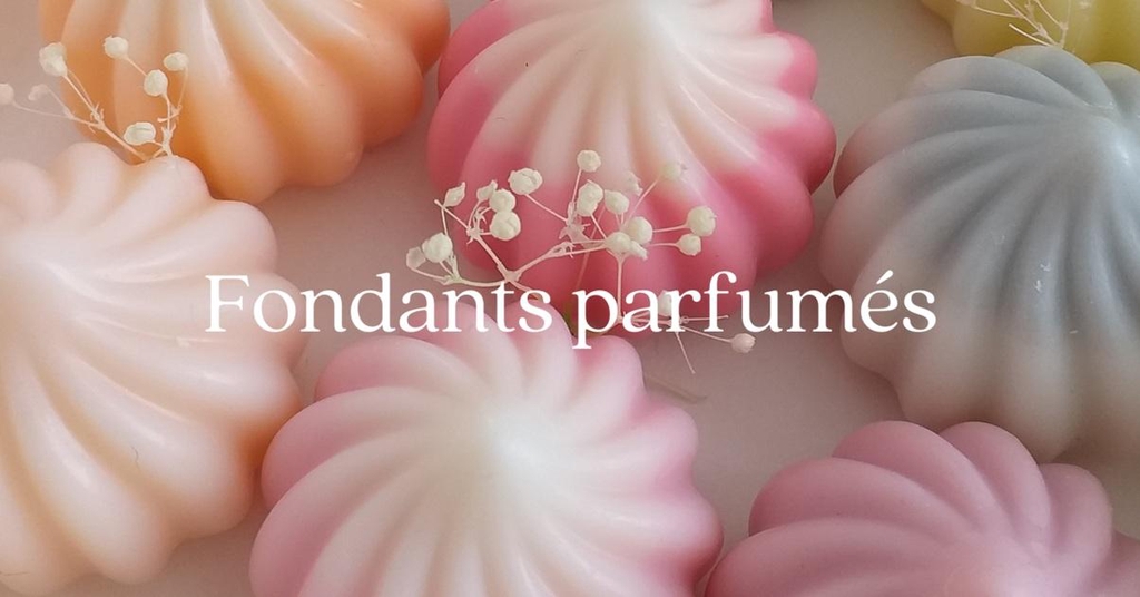 Fabriqués à la main en petites quantités, nos fondants parfumés célèbrent le charme du fait-maison. Ingrédients choisis avec soin, senteurs subtiles et textures délicates : chaque fondant est une invitation à ralentir et à savourer l’instant. Pour une maison qui respire le naturel… et le bien-être.