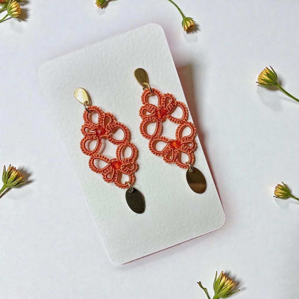 boucle d'oreilles en dentelle de frivolité, faites en France