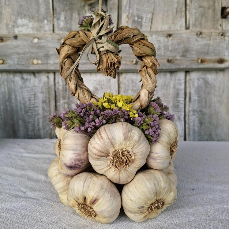 Panier d'ail violet fleuri