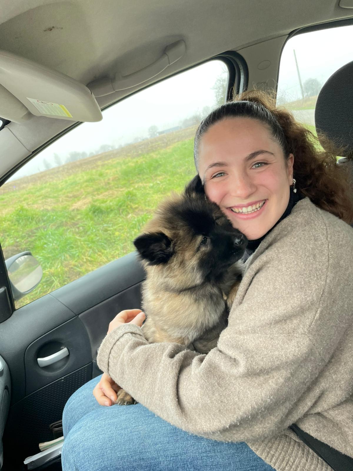 Photo de la créatrice avec son chiot
