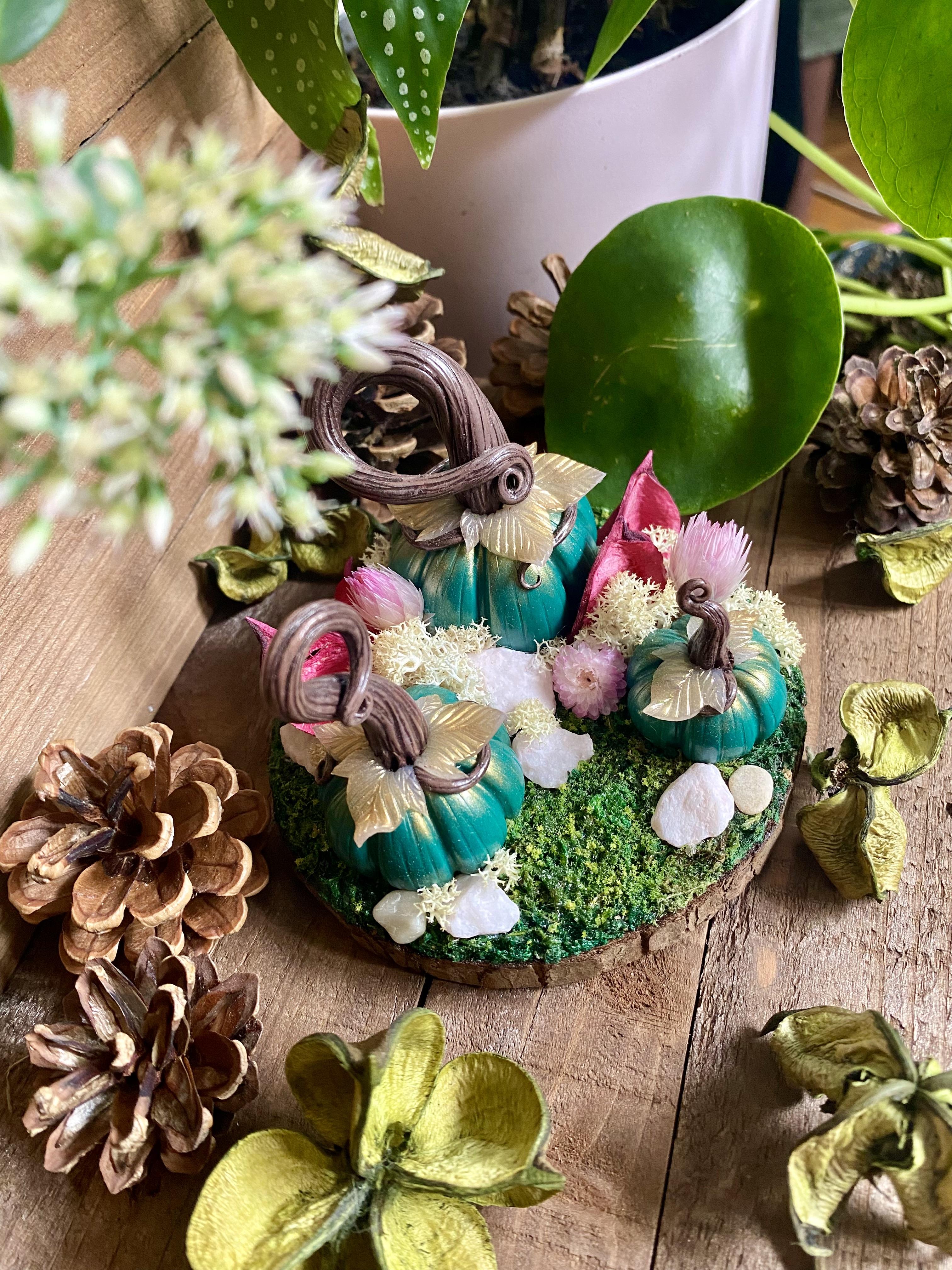 Figurune décorative en argile polymère représentant des grenouilles adorables.