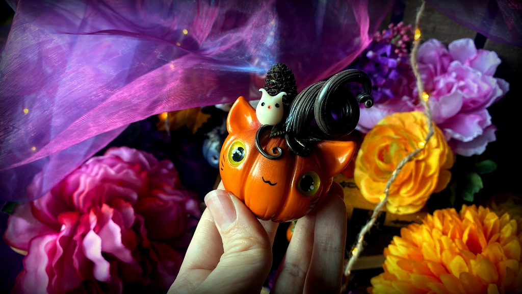 Bannière présentant une petite grenouillet rose sculptée reposant sur un nénuphar. Une figurine décorative ideéale pour apporter une touche de magie et de douceur à son intérieur. 