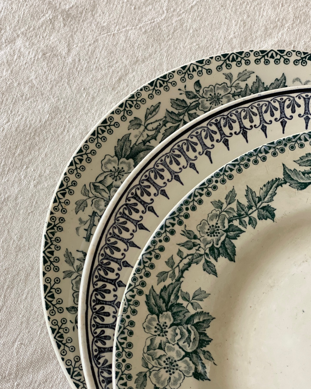 Brocante en ligne d'Assiettes et Plats vintage, Terre de fer, vaisselle ancienne, art de la table, porcelaine, faïence