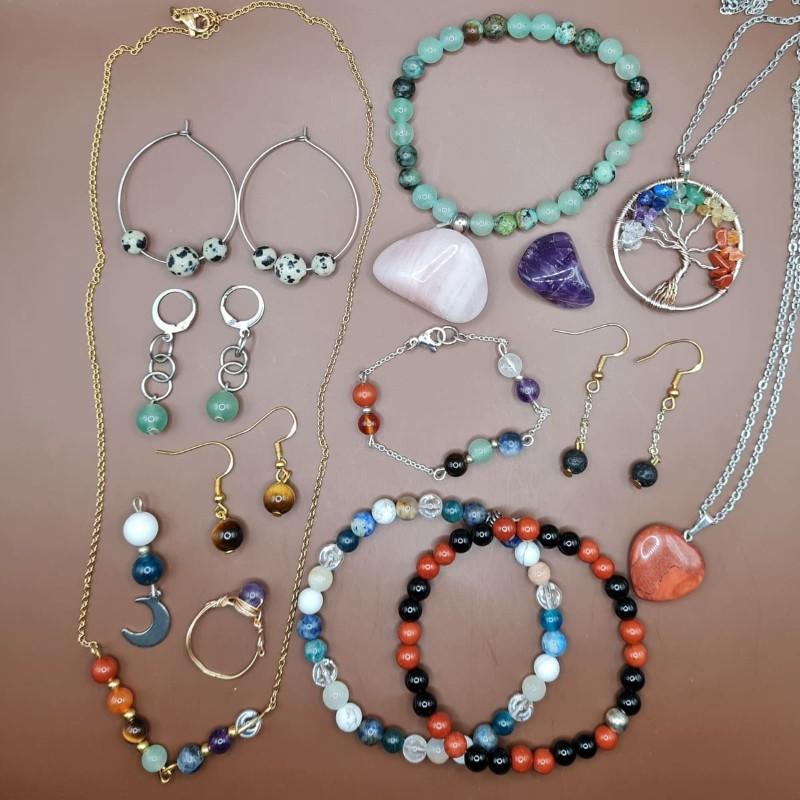 Retrouvez toutes mes créations de lithothérapie en pierres naturelles semi précieuses : bracelets, colliers, pendentifs, boucles d'oreilles, bagues, 7 chakras, numérologie (chemin de vie, pierre de vie, pierre de naissance, pierre du zodiaque), accessoires (palo santo, fleur de vie, kit sommeil, pierres roulées, décorations boudha éléphant, gua sha, rouleaux de massage, porte clé, bijou de sac, bijou de téléphone).