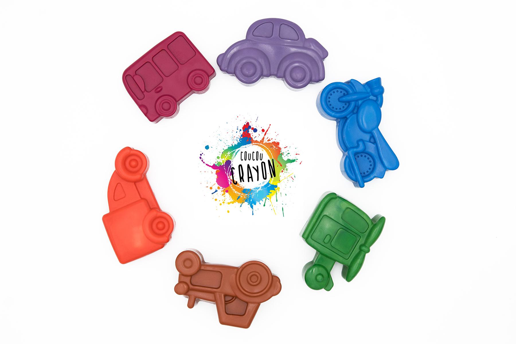 crayons en cire de grande taille en figure de bus rouge, tracteur marron, voiture violette , moto bleue, hélicoptère vert, voiture utilitaire 