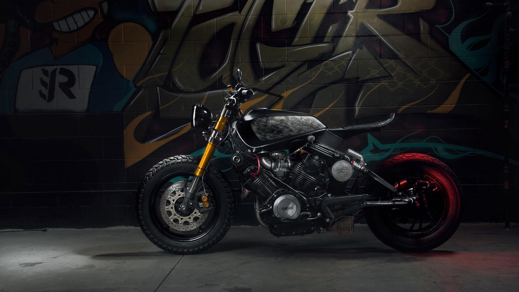 Café Racer vor Graffity Wand