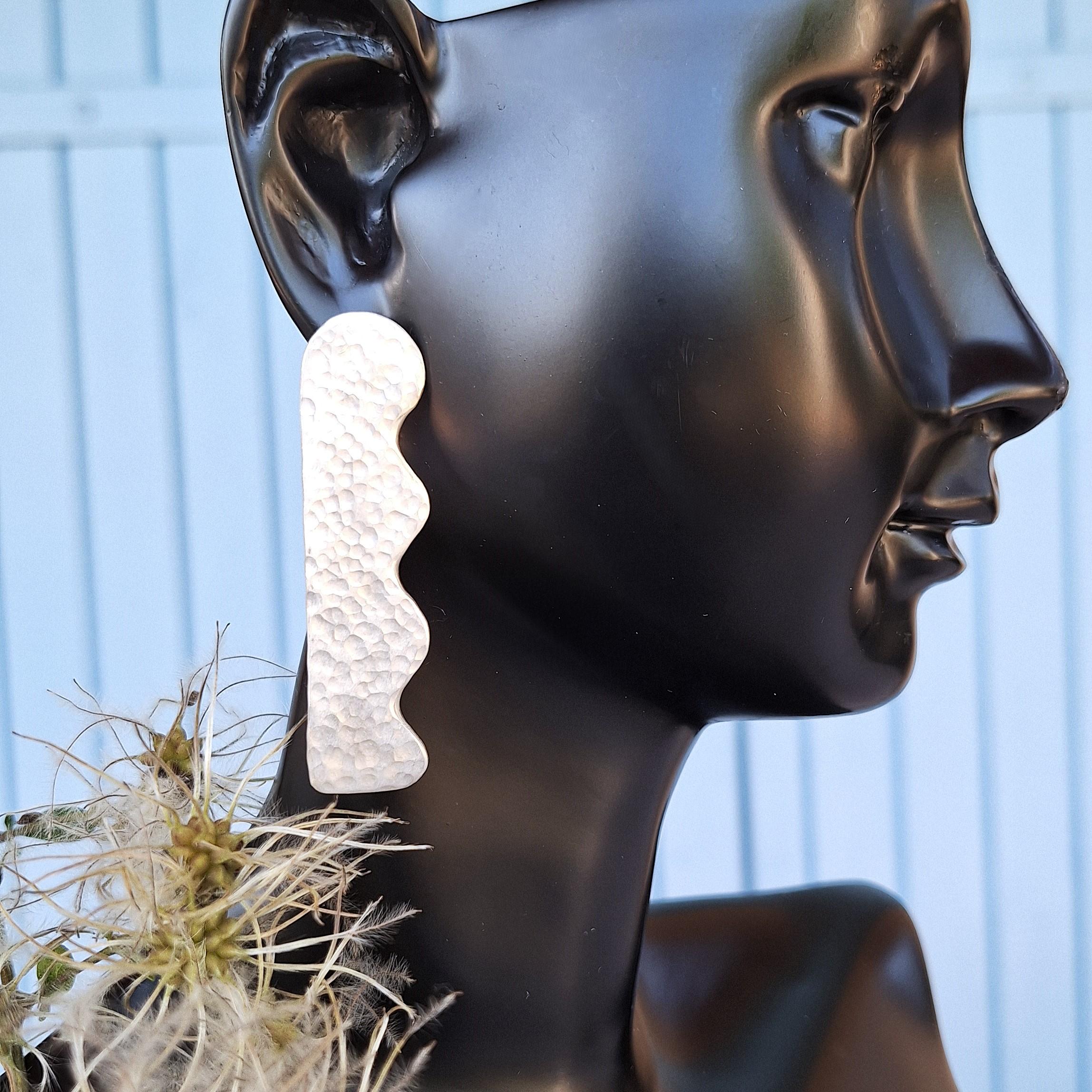 boucle d'oreilles la vague argent martelé sur modèle