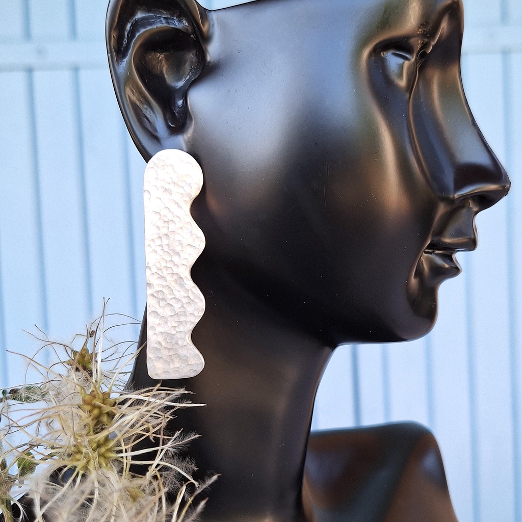 boucle d'oreilles la vague argent martelé sur modèle
