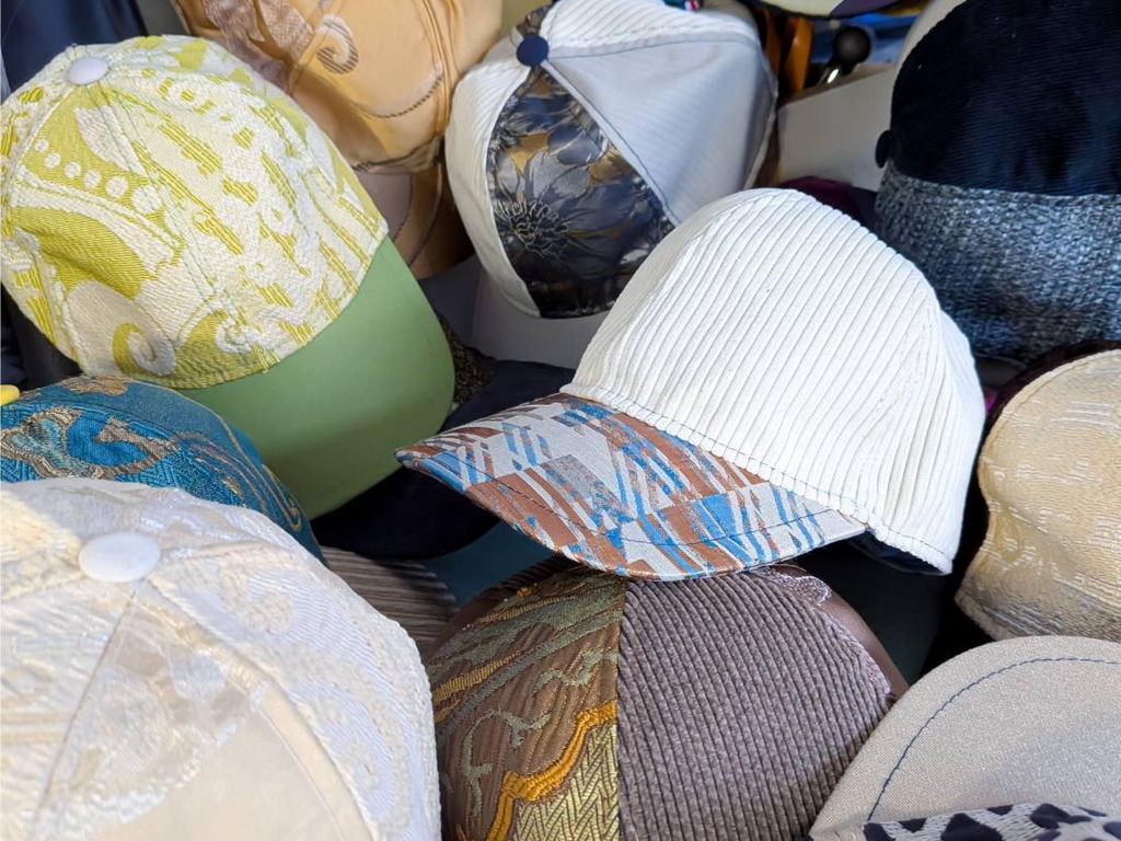 Casquettes de luxe et vestes couture artisanales créées par Quentin Alleau dans son atelier à Angers