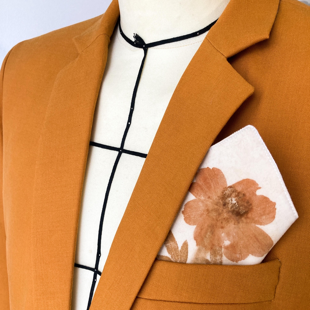 Veste de costume sur-mesure pour un mariage signée Quentin Alleau,  finition haut de gamme, lainage teinture végétale à la fleur de Cosmos.