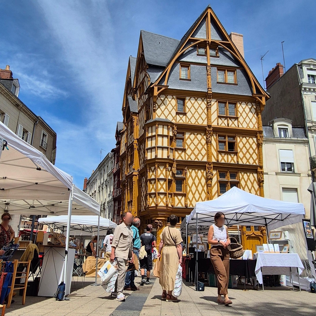 Retrouvez Quentin Alleau sur les marchés et salons de création angevins. Présent devant la Maison d'Adam à Angers pendant le marché des Artistes Artisans Anjoués.
