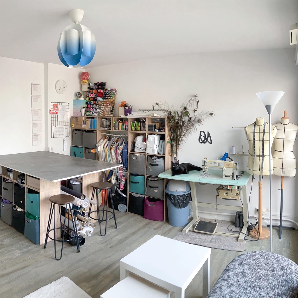 Atelier de couture, prise de mesure, matières et tissus avec des machines à coudre.