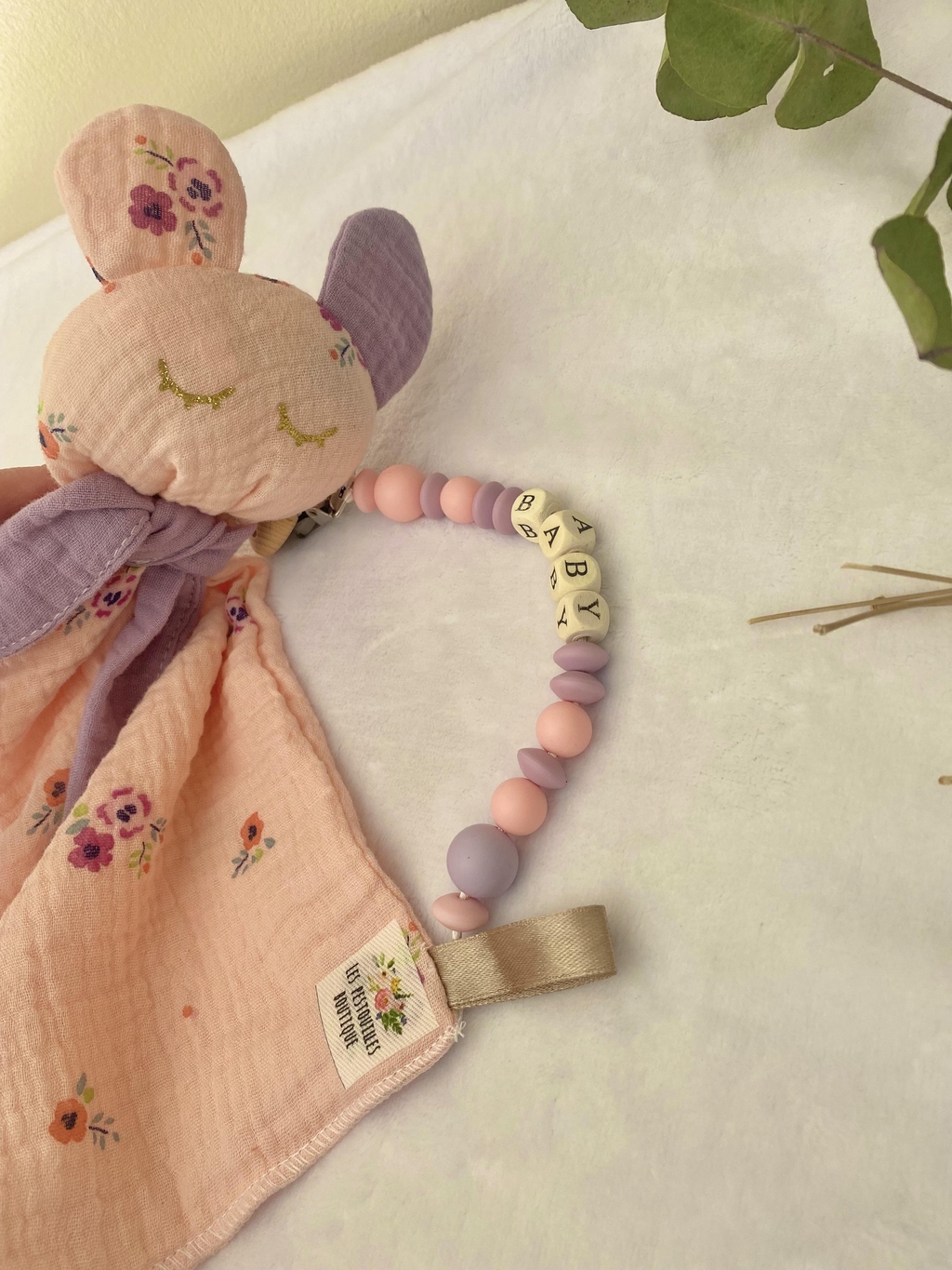 

Offrez le cadeau de naissance parfait avec notre ensemble doudou et attache tétine assortis. Ce duo charmant et pratique est conçu pour apporter confort et réconfort aux nouveaux-nés tout en facilitant la vie des parents.

Caractéristiques :

	•	Doudou Douillet : Confectionné dans un tissu ultra doux, parfait pour les câlins et apaiser bébé.
	•	Attache Tétine Sécurisée : En silicone alimentaire et bois naturel, elle garde la tétine à portée de main et évite qu’elle ne tombe.

Pourquoi Choisir Cet Ensemble ?

	•	Matériaux de Qualité : Sans BPA, phtalates ni métaux lourds, pour la sécurité de bébé.
	•	Design Élégant : Harmonisation parfaite des couleurs et des motifs, un véritable petit plaisir pour les yeux.
	•	Praticité : Un accessoire essentiel pour le quotidien, idéal pour la maison comme pour les sorties.

Faites plaisir aux nouveaux parents avec ce cadeau de naissance aussi utile qu’adorable. Cet ensemble doudou et attache tétine est le compagnon parfait pour les premiers mois de bébé, combinant douceur, sécurité et style.
