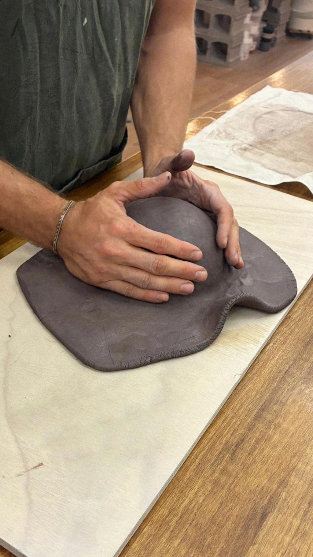 Talleres creativos y experiencias artísticas en Barcelona para explorar la creatividad, conectar con los sentidos y crear con las manos. Espacios íntimos de cerámica y expresión artística para todos los niveles, enfocados en el bienestar, la experimentación y la conexión a través del arte.