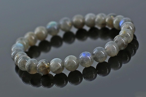 Coiffeuse  privée, je vous propose aussi mes créations de bijoux et accessoires ainsi que des produits de coiffure 
