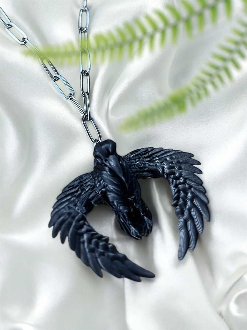 Bijoux colliers en acier inoxydable et résine représentant des insectes , des ex votos ainsi que des végétaux dans l'esprit des cabinets de curiosités 