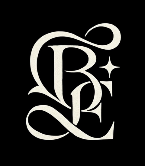 Objets de décoration dans l'esprit des cabinets de curiosités 
Bijoux atypique dans style gothique romantique 
