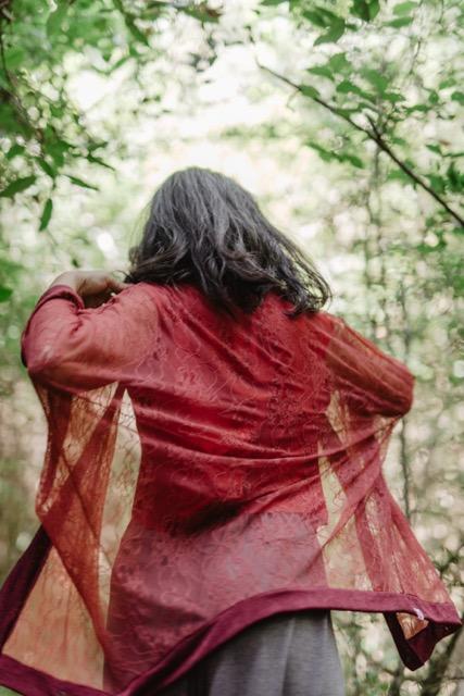 MOVIMENTO
AUTOCUIDADO
ACEPTACIÓN
JUSTICIA
AMABILIDAD
SINCERIDAD
HONESTIDAD
CARISMA
INTERCAMBIOS DE CONOCI-
MIENTO
COMPASIÓN
ABIERTA
ALEGRE
EXTRAVAGANTE
LIBRE
ESPONTÁNEA
DIVERTIDA
LOCA
CONSCIENTE
EXPANSIVA
SINCERA
GEOMETRÍA
PAJARO
ORIGAMI
ESPIRITU BRASILEÑO
SURREALISMO
JUEGO
BAILE
MULTIFUNCIONALIDAD
VERSATILIDAD
SOSTENIBILIDAD
AUTENTICIDAD
ARTESANAL
EXCLUSIVA
LIMITADA
RECICLAJE O RECUPERACIÓN
TEJIDOS HANDMADE - TALLA ÚNICA