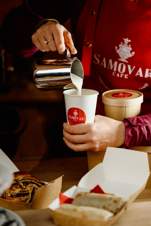 Barista préparant un latte au Samovar Café Paris, coffee shop avec terrasse intimiste au Conservatoire Rachmaninoff