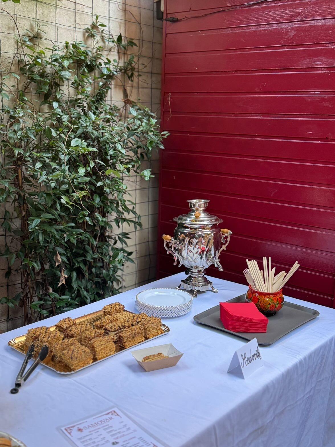 Medovik du samovar Café, gâteau au miel d'Europe de l'Est. Terrasse ensoleillée du Samovar Café, coffee shop caché dans un havre de verdure dans le 16e arrondissement, au Conservatoire Rachmaninoff, un lieu de culture et de musique centenaire
