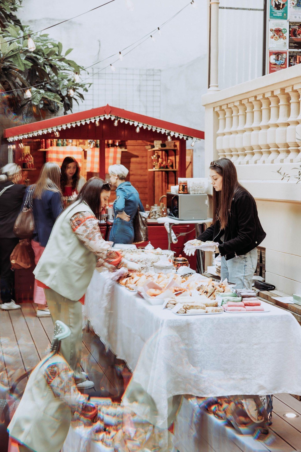 yarmarka, marché slave au Samovar Café, situé dans un jardin caché au coeur du 16e arrondissement, face à la tour Eiffel. Vente de produits faits maison, typiques et réconfortants, et de délicieuses boissons chaudes, latte et matcha. 