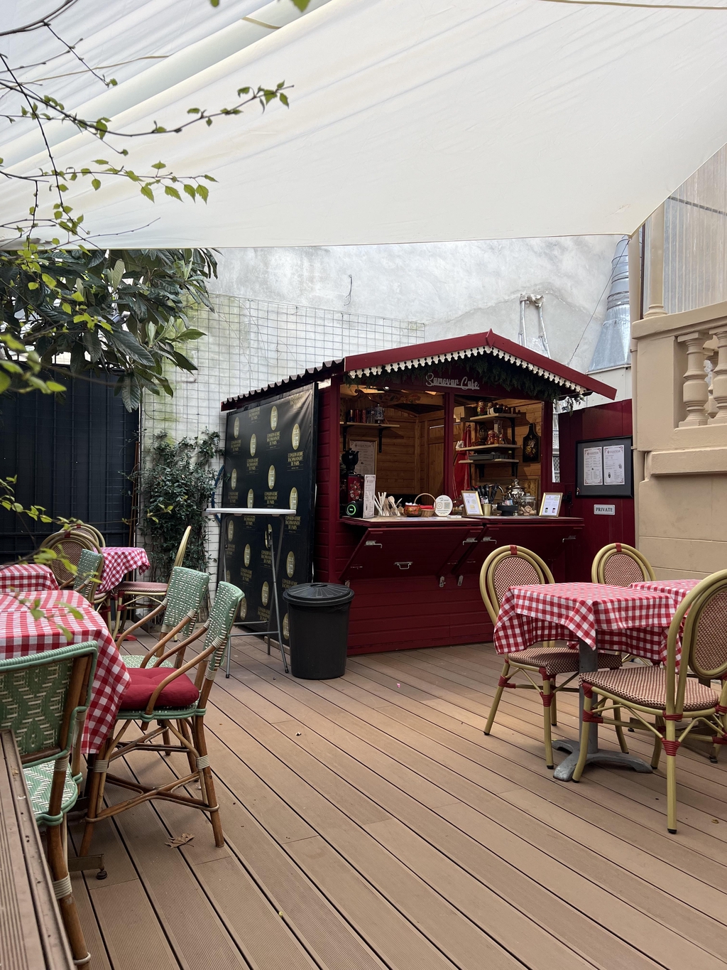 Samovar Café Paris, coffee shop culturel unique à Paris 16, terrasse intimiste au Conservatoire Rachmaninoff, spécialités d’Europe de l’Est, café et expériences artistiques