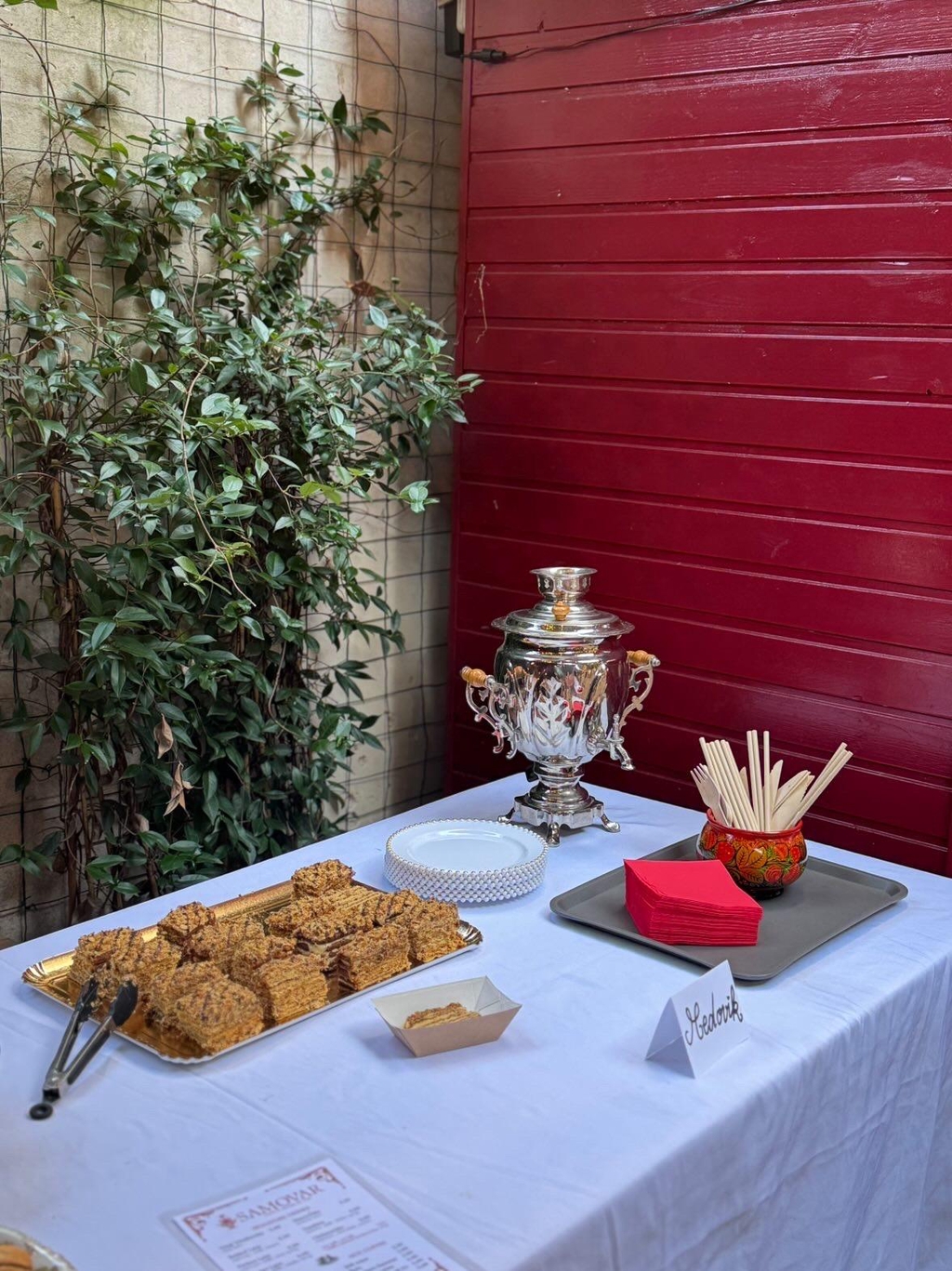 Medovik du samovar Café, gâteau au miel d'Europe de l'Est. Terrasse ensoleillée du Samovar Café, coffee shop caché dans un havre de verdure dans le 16e arrondissement, au Conservatoire Rachmaninoff, un lieu de culture et de musique centenaire
