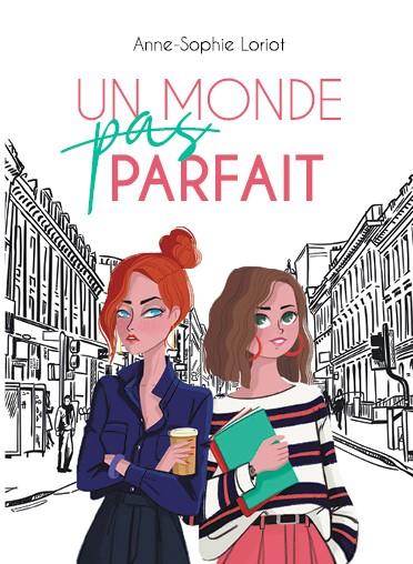 Couverture du lvre "Un monde pas parfait" d'Anne-Sophie Loriot - Deux femmes de face dans une rue, dans un style dessiné. L'une est rousse aux yeux bleus avec un chignon et un look strict, l'autre est brune aux yeux bleus avec un look décontracté. 