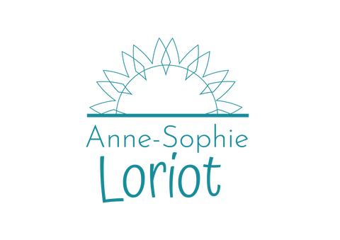 Logo de Anne-Sophie Loriot - Pauline, l'héroïne de "Elle voulait simplement déjeuner en paix", une femme brune aux cheveux courts, avec des anneaux dorés aux oreilles et un pull vert et bleu.