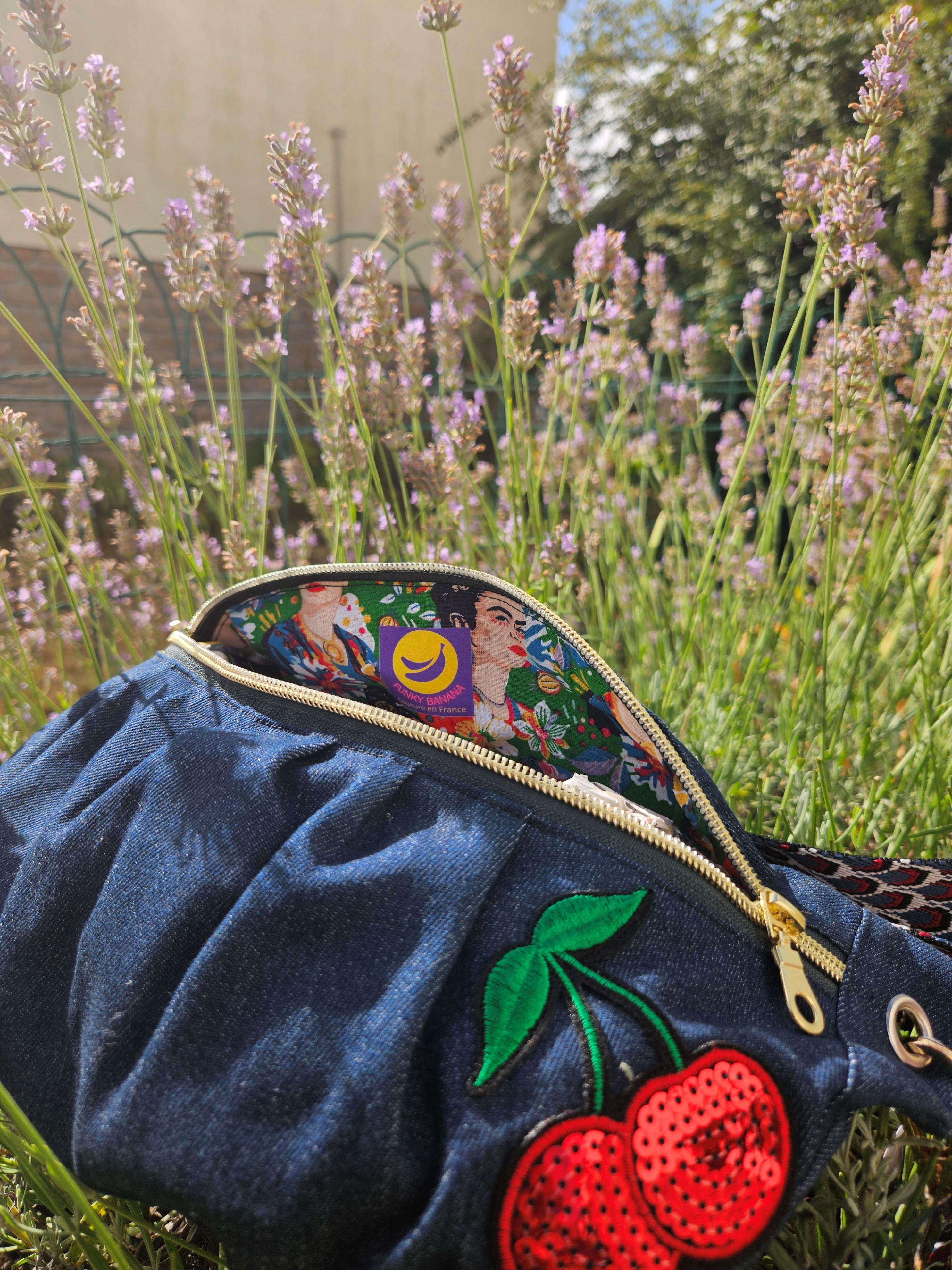 Chez funky banana, on adore quand les accessoires ont du relief 🌈. Nos bananes plissées, c’est le combo parfait entre style texturé et couleurs qui claquent.
Leur tissu plissé apporte une touche élégante et originale, tandis que les teintes pep’s réveillent toutes tes tenues.
Pratiques, confortables et toujours finies à la main, elles sont prêtes à t’accompagner partout.
✔️ Format idéal pour tes essentiels
✔️ Effet plissé qui fait toute la différence
✔️ La dose de bonne humeur signée funky banana 🍌
Avec elles, ton look prend du relief… et de l’énergie ! ⚡