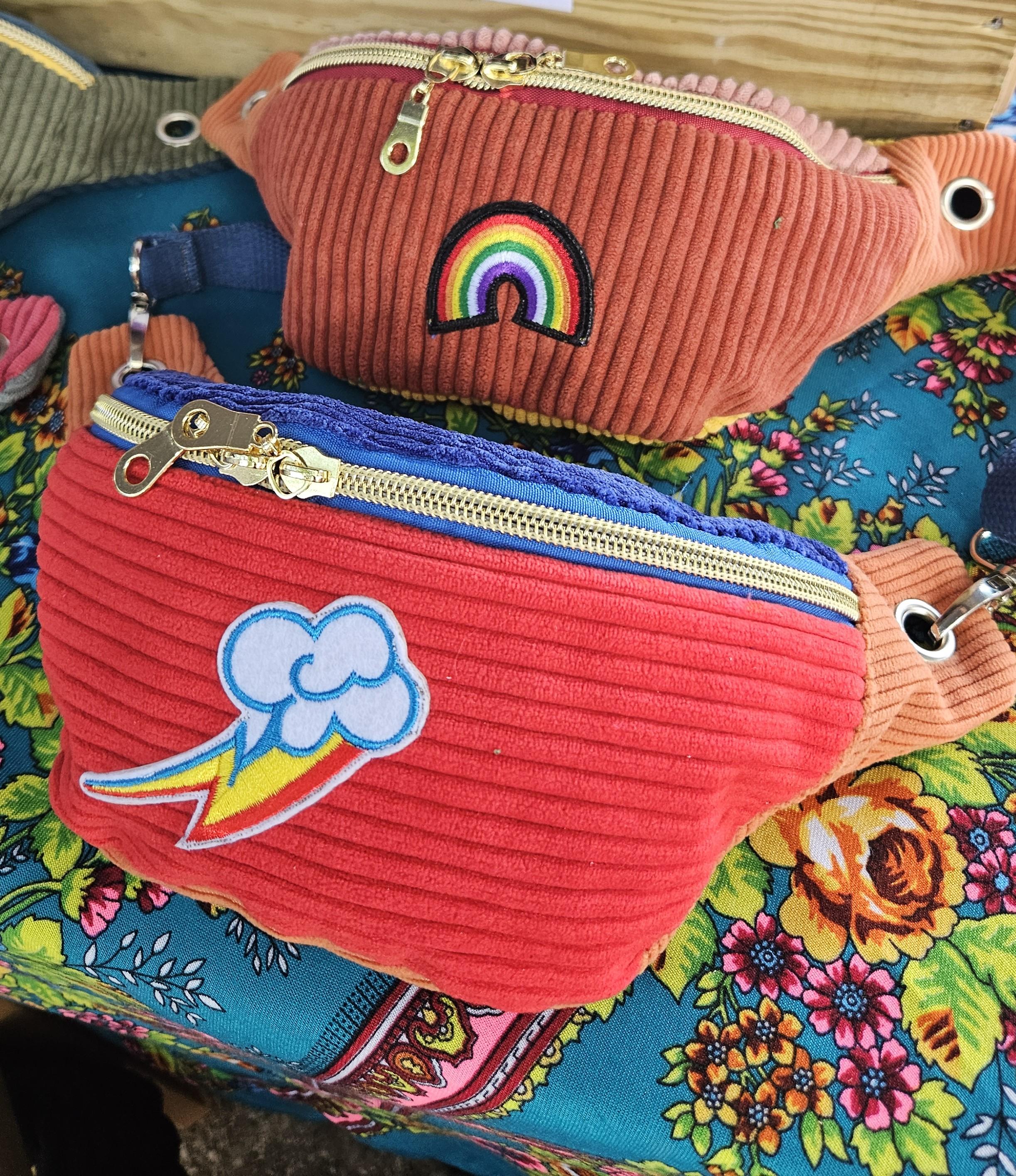 Pour les petits et les grands qui aiment bouger avec style 🌈 !
Les Mini Funky by funky banana sont des bananes compactes, légères et colorées, parfaites pour emporter l’essentiel sans encombre : clés, téléphone, goûter… ou trésors secrets 🍌.
✔️ Pour tous les âges : enfants et adultes adoptent la même dose de fun
✔️ Faits main : chaque pièce est unique et soignée
✔️ Colorées et pratiques : pour jouer, se balader, partir en festival ou en ville
Mini ou maxi, elles apportent bonne humeur et style à toutes les aventures, grandes ou petites ⚡