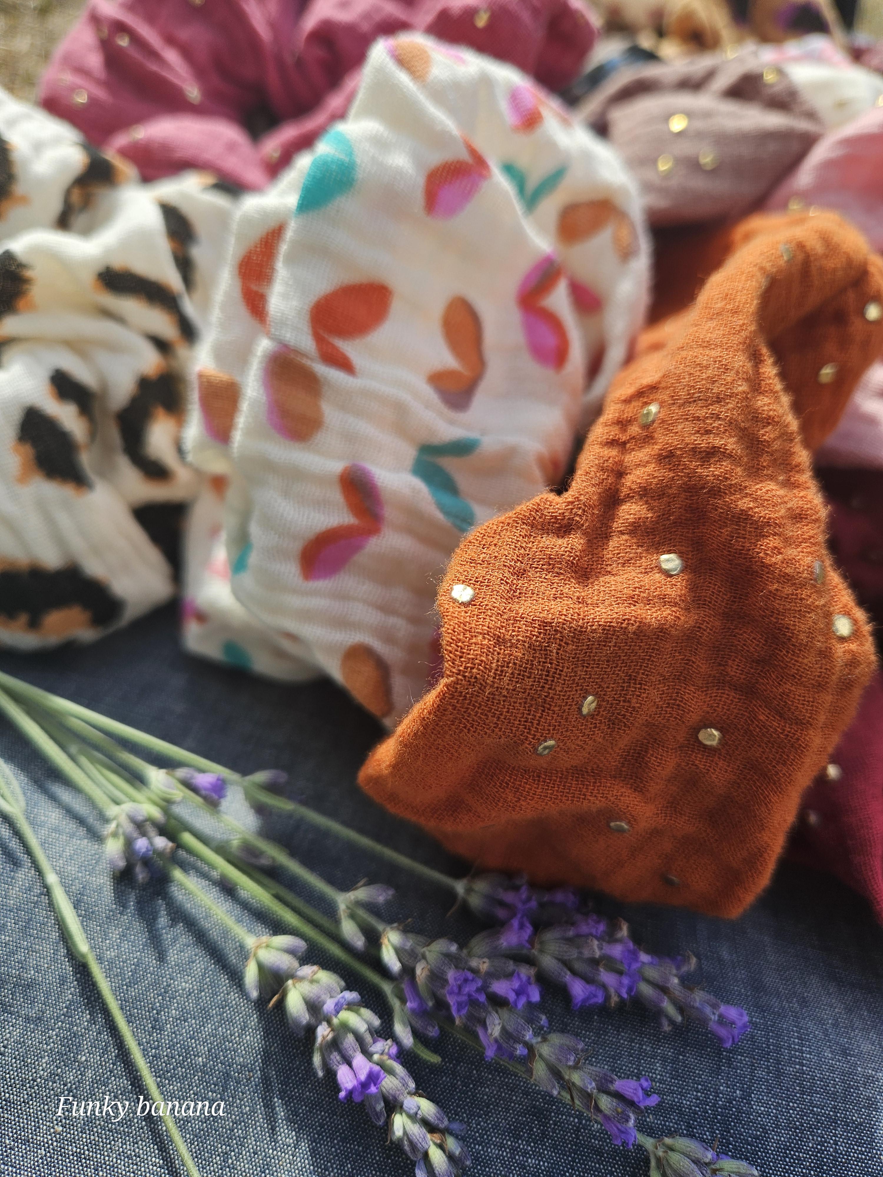 Découvrez les funky banana chouchous, des accessoires colorés et uniques conçus à Niort. Réalisés en double gaze de coton, ils sont finis à la main avec le plus grand soin pour respecter la nature du cheveu tout en apportant une touche stylée et confortable à vos coiffures. Les chouchous funky banana allient douceur, originalité et qualité artisanale pour un look fun et tendance au quotidien.