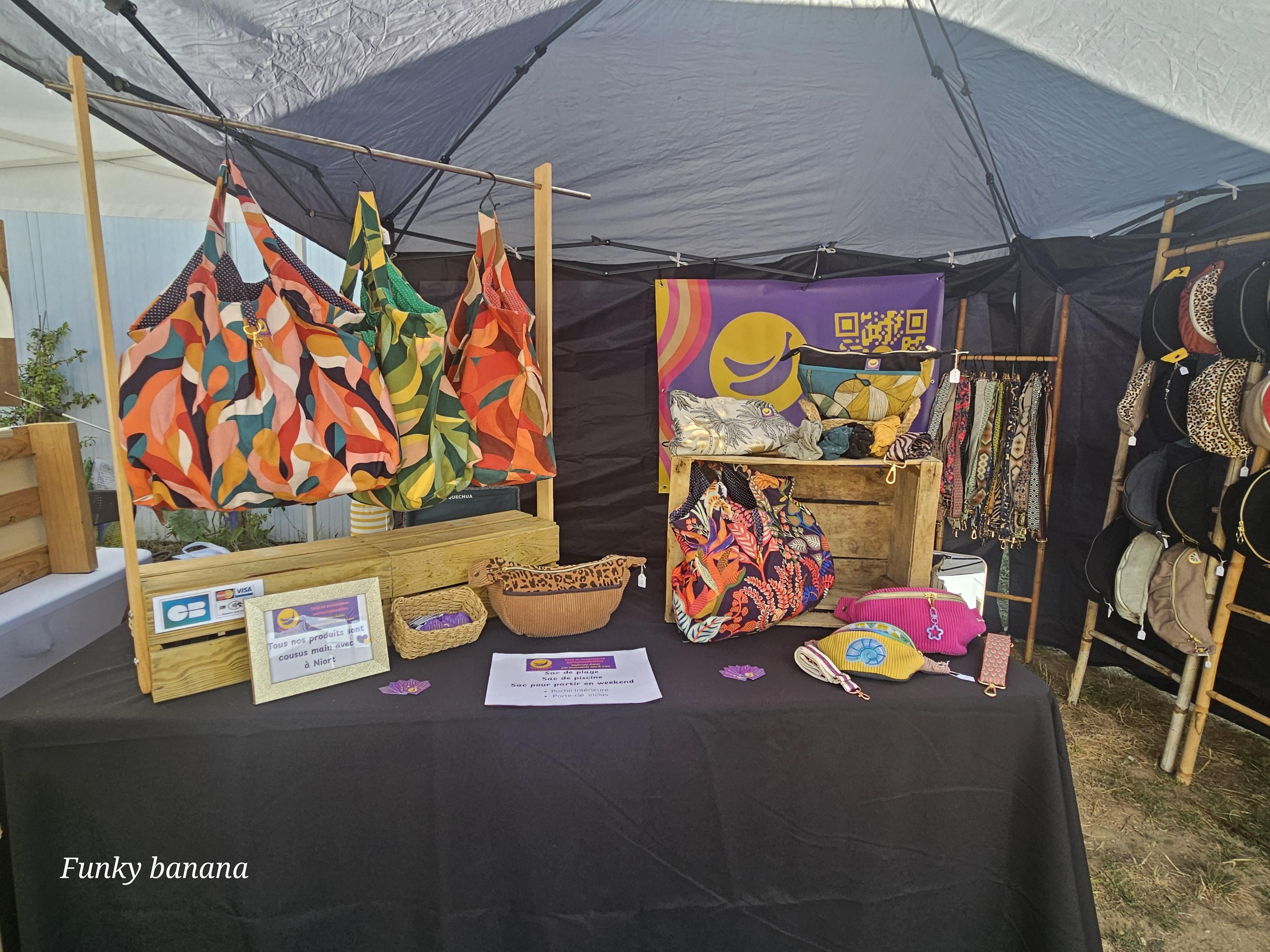 Retrouvez Funky Banana sur plusieurs marchés de créateurs en Deux-Sèvres ! L’occasion idéale pour découvrir nos sacs bananes faits main à Niort, nos chouchous colorés et plein d’idées cadeaux originales pour soi ou à offrir.

📅 Le samedi 25 juillet 2026 de 9h à 13h : marché sur l'eau au Vanneau-Irleau

📅 Du 27 juillet au 7 août 2026 : Pop-up Lumi à Chatelaillon-plage

En participant à ces marchés, Funky Banana met en avant une production locale et colorée, avec des accessoires textiles fun et tendance :

Sacs bananes en velours, plissés ou colorés, pratiques et stylés.

Banane kids et modèles personnalisables, pour toutes les envies.

Chouchous funky en double gaze et tissus pep’s.

Venez rencontrer Funky Banana lors de ces événements et repartez avec des créations uniques, 100% faites main à Niort, pour mettre du pep’s dans vos looks de l'été 
