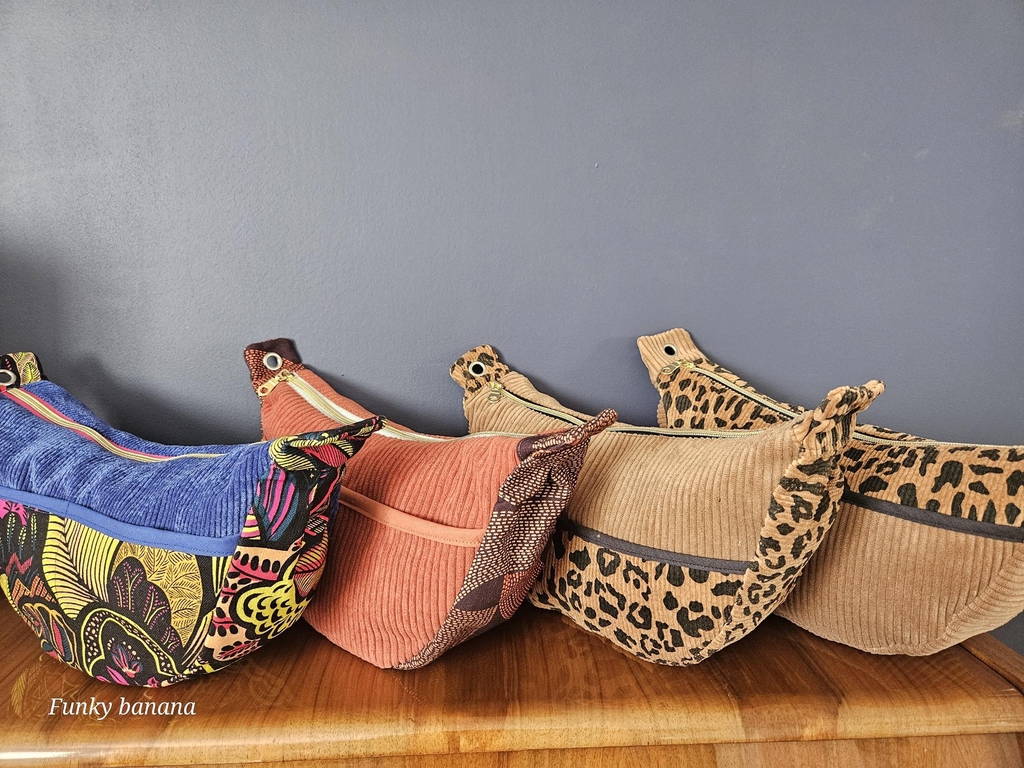 🌙✨ NOUVELLE GAMME FUNKY MOON ✨🌙

Chez Funky Banana, la lune s’est glissée dans nos bananes 🌝
Résultat : une collection pleine de caractère, de douceur et de peps, prête à illuminer vos tenues automnales 💥

Velours côtelé moelleux, imprimés sauvages ou graphiques, détails dorés et sangles interchangeables…
Chaque Funky Moon a sa personnalité — du wax éclatant au léopard chic, en passant par le terracotta chaleureux.

💛 Fabriquées à la main dans mon atelier niortais
🎨 Pièces uniques ou petites séries
⚡️ Confortables, pratiques et toujours funky !

➡️ Alors, tu es plutôt Moon Sauvage, Moon Terracotta ou Moon Tropicale ?
Dis-moi ta préférée en commentaire 👇

#funkybanana #sacbanane #créationfrançaise #funkymoon #faitmain #niort #veloursaddict #styleunique


---

Souhaites-tu que je t’en fasse aussi une version plus courte pour Instagram, ou tu préfères garder le même ton ?