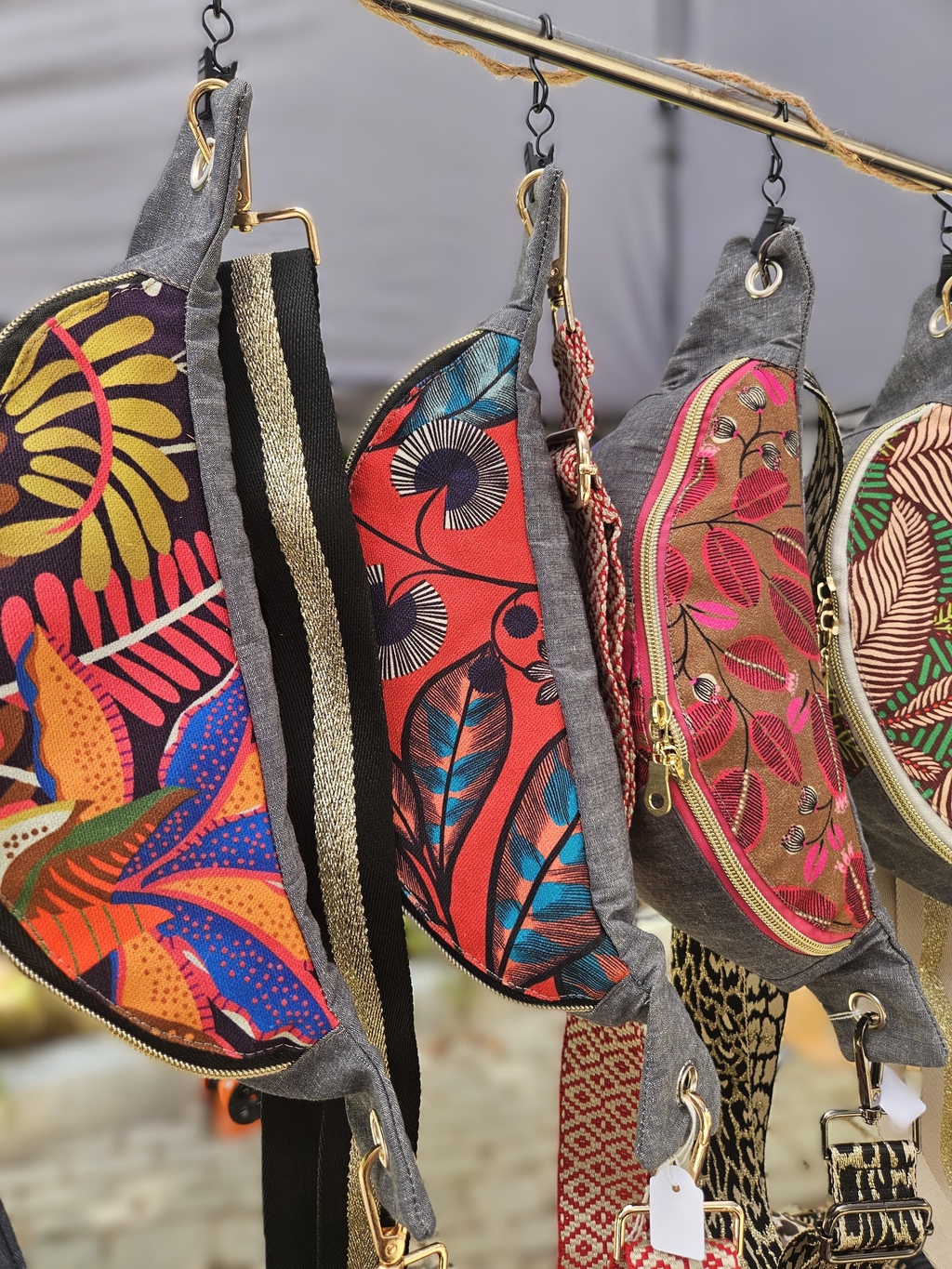 Le denim, c’est la base. Le tissu coloré, c’est la vibe. Ensemble, ils créent des bananes au style unique, à la fois casual et funky 🌈.

Chaque modèle combine la solidité et l’intemporel du jean avec une touche de folie arty et colorée, signée funky banana 🍌.
Résultat ? Un sac banane qui passe partout mais qui ne ressemble à aucun autre.

✔️ Pratiques et confortables à porter
✔️ Assez spacieux pour tes essentiels
✔️ Faits main avec soin dans mon atelier

À porter en ville, en festival ou au quotidien, c’est le petit plus qui fait toute la différence ! 🎶