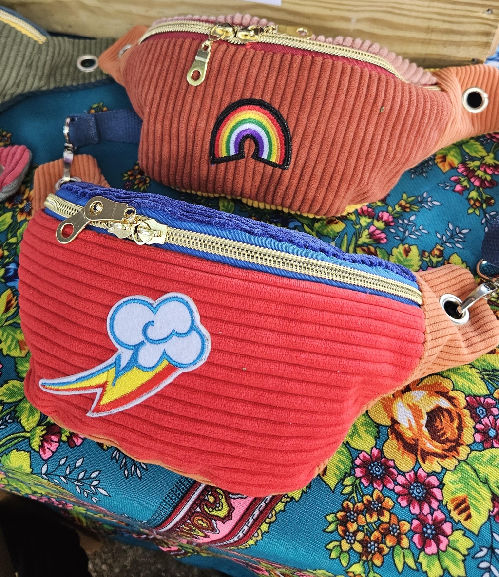 Pour les petits et les grands qui aiment bouger avec style 🌈 !
Les Mini Funky by funky banana sont des bananes compactes, légères et colorées, parfaites pour emporter l’essentiel sans encombre : clés, téléphone, goûter… ou trésors secrets 🍌.

✔️ Pour tous les âges : enfants et adultes adoptent la même dose de fun
✔️ Faits main : chaque pièce est unique et soignée
✔️ Colorées et pratiques : pour jouer, se balader, partir en festival ou en ville

Mini ou maxi, elles apportent bonne humeur et style à toutes les aventures, grandes ou petites ⚡