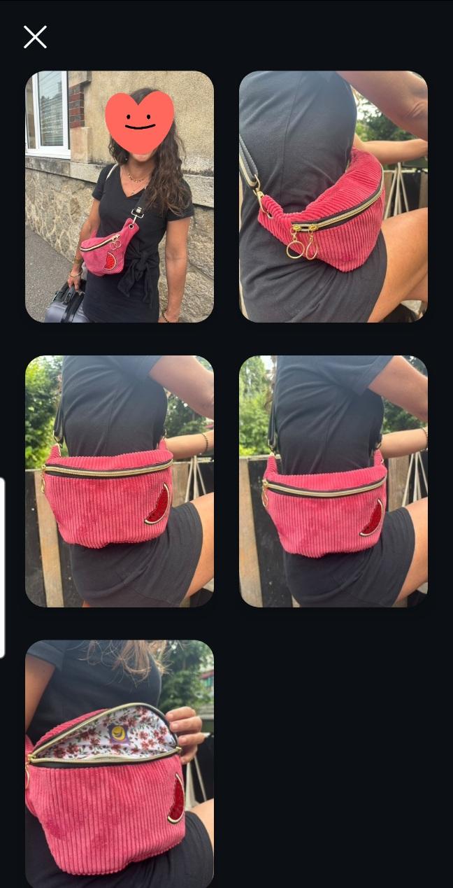 Photo d'une jeune fille portant sa banane forme classique taille S en velours de couleur framboise givrée, écusson pastèque