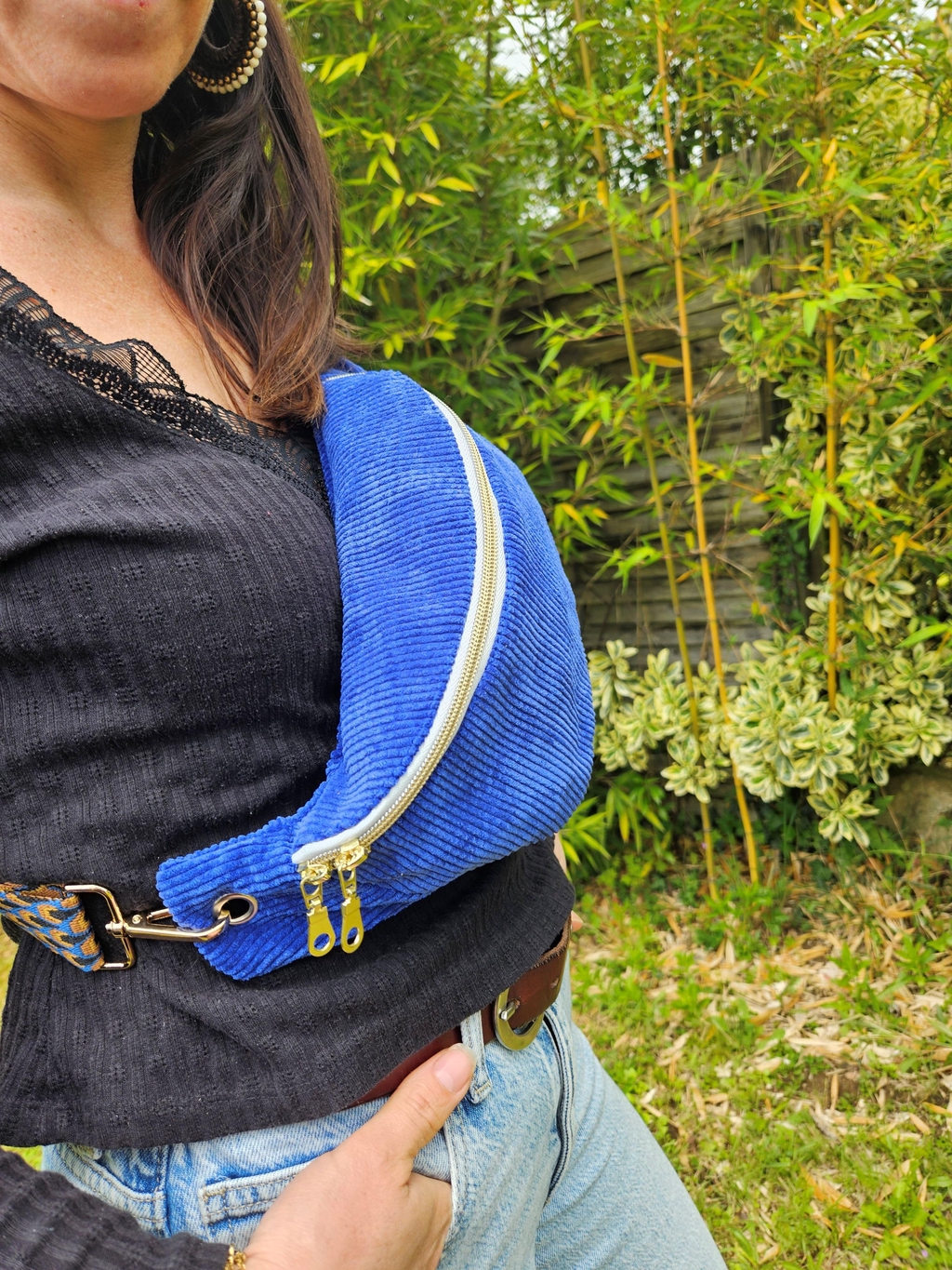 Sac banane Funky Banana – pratique, coloré, personnalisable et parfait comme idée cadeau

Découvrez la collection de sacs bananes Funky Banana, conçus pour allier praticité, confort et style. Léger, fonctionnel et coloré, le sac banane est l’accessoire idéal pour garder l’essentiel à portée de main lors de balades en ville, marchés, festivals ou sorties entre amis. Il s’adapte à toutes les situations et à tous les styles, tout en apportant une touche de fun et de pep’s à vos tenues.

Nos sacs se déclinent en deux formes : le classique, simple et efficace, et le nomade, plus spacieux pour emporter tout ce dont vous avez besoin sans encombre. Avec des tailles allant du XXS au XL, chacun peut trouver le modèle parfait, que ce soit pour un usage minimaliste ou pour emporter davantage.

Pour rendre chaque sac unique, nous proposons des options personnalisables : plis modulables pour ajuster la capacité, écussons originaux pour affirmer votre style, et une large palette de tissus et couleurs pour correspondre à vos envies et à votre humeur du jour.

🎁 Idée cadeau parfaite : léger, pratique et tendance, le sac banane Funky Banana fait un cadeau original et personnalisé pour un anniversaire, Noël ou toute autre occasion spéciale. Offrez un accessoire utile et coloré qui fera sourire et accompagnera votre proche dans toutes ses aventures !

Mots-clés SEO recommandés : sac banane, sac banane coloré, sac banane pratique, sac banane personnalisable, sac banane nomade, sac banane XXS XL, sac banane tendance, idée cadeau sac banane, accessoires mode Funky Banana, sac léger et fonctionnel, sac de ville, sac de festival.