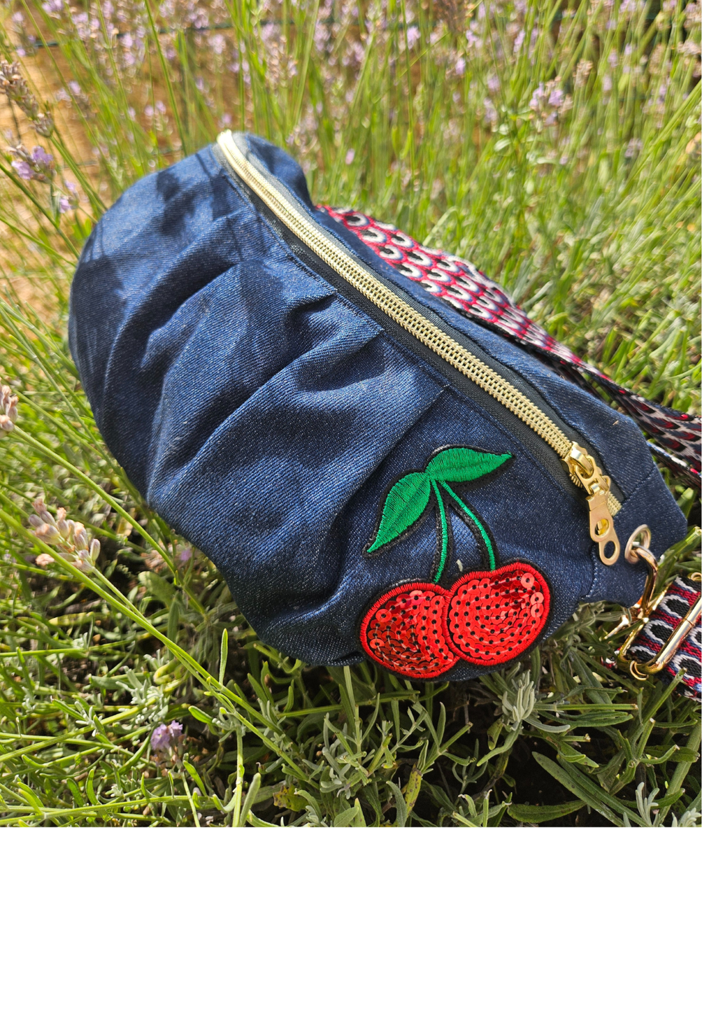 Les bananes Nomade 🌍✨

Toujours prêtes à te suivre, les Nomade by funky banana sont les bananes des esprits libres et des journées bien remplies !
Avec elles, plus de compromis : tu gardes ton style fun et coloré, tout en ayant ton essentiel à portée de main.

🎒 Grande poche dorsale extérieure : ton passeport secret pour un accès rapide et sécurisé.
🌈 Avec ou sans plis : choisis ta team – relief arty ou version plus sobre mais toujours funky.
🍌 Logeables et confortables : téléphone, clés, portefeuille, petite gourde, serviette compacte, maillot de bain… tout rentre !

En balade, en festival, en vadrouille ou en ville, elles sont là pour suivre ton rythme et booster ton look.
Parce qu’une Nomade, c’est bien plus qu’un sac : c’est ta partenaire d’aventures funky ✨.