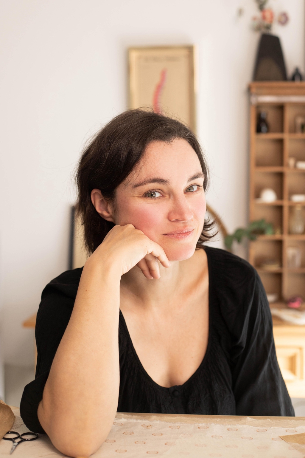 Passionnée et autodidacte, je brode entre précision scientifiques et mondes imaginaires;