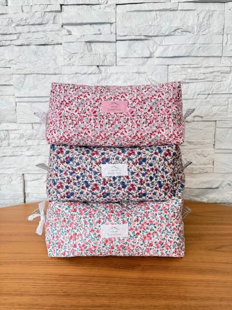 trousse de toilette grande capacité, matelassée, coton motif floral style Liberty, fermeture éclaire, poche à l'intérieur, entièrement doublé en coton assorti