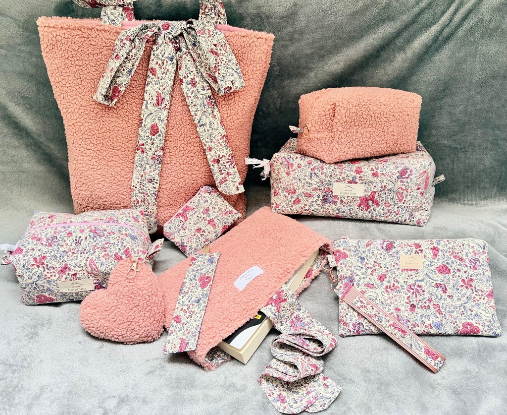 Collection en édition limitée, la Capsule de Janvier réunit des accessoires aux textures réconfortantes, aux tons rosés délicats et aux finitions soignées.