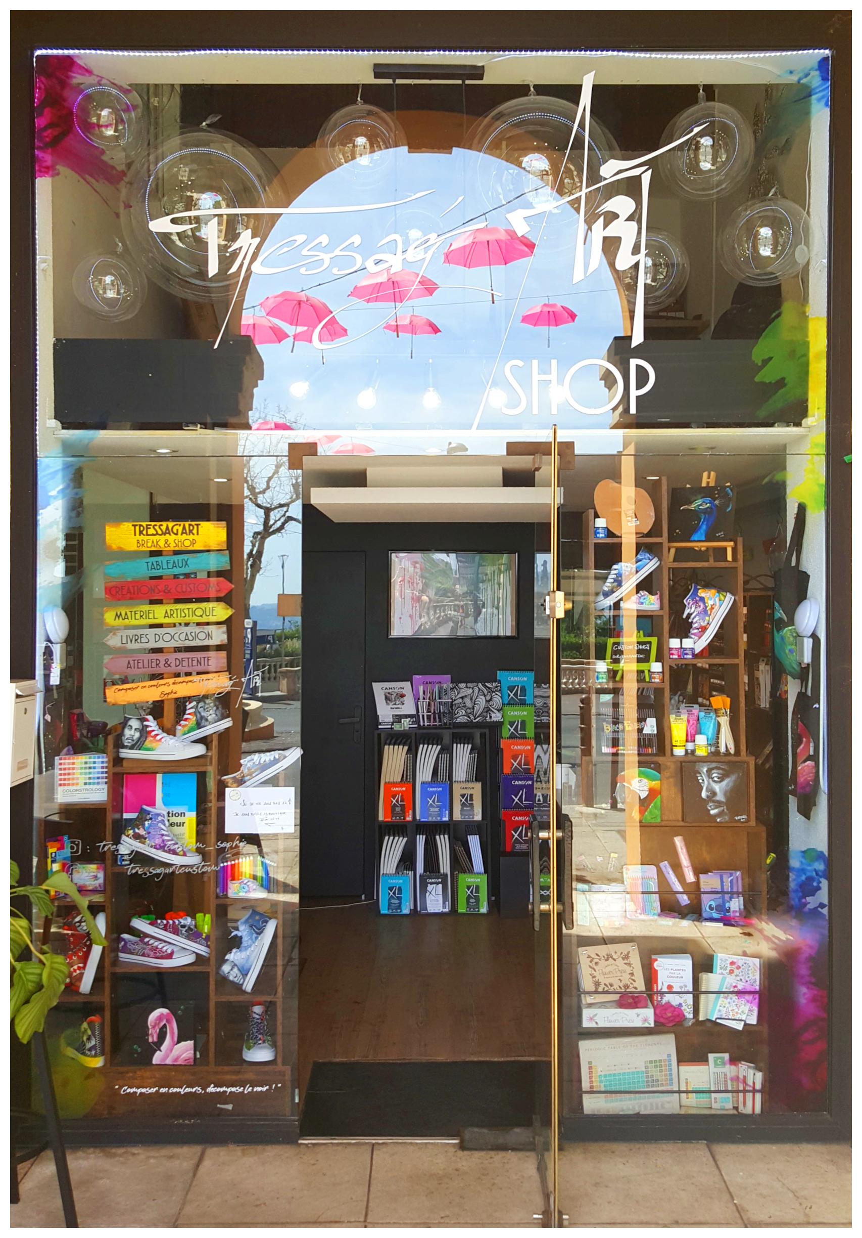 TRESSAG'ART BREAK & SHOP Tressag'Art c'est un boutique à Grasse, sur la Côte d'Azur !
Parce qu'on a tous besoin de se sentir exister, d'exploiter les couleurs merveilleuses qui nous sont proposées !
TRESSAG'ART BREAK and SHOP c'est une boutique qui existe en vrai !
Venez me rendre visite et ainsi vous imprégner de mon univers contrasté et coloré !