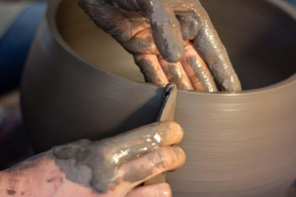Nature et rythme des saisons inspirant la céramique artisanale